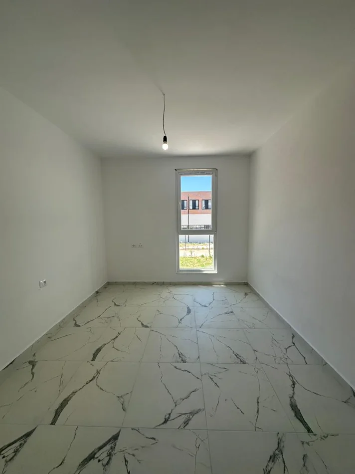 Tirane, jepet me qera apartament 1+1 Kati 1, 90 m² 450 € (Univers City)