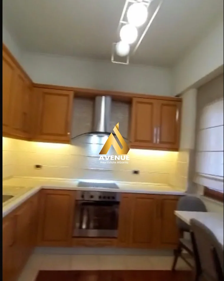 Tirane, jepet me qera apartament 3+1 Kati 4, 164 m² 1.500 € (Rruga e kosovarve)