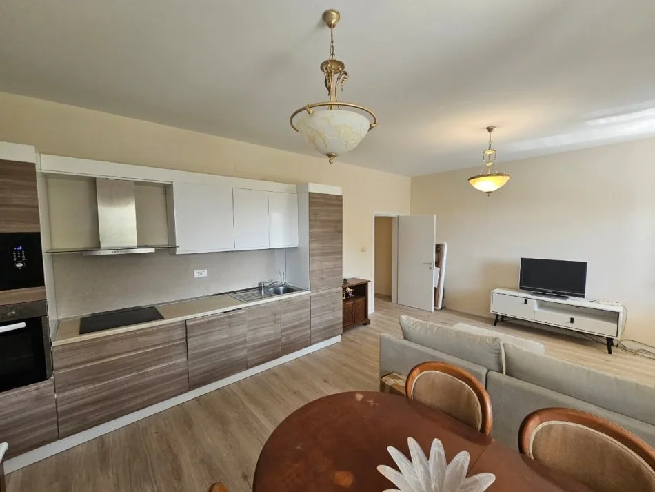 Tirane, jepet me qera apartament 1+1 Kati 4, 92 m² 700 € (Komuna e parisit)