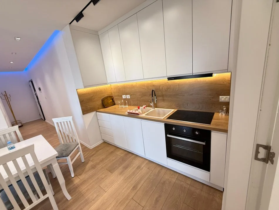 Tirane, jepet me qera apartament 2+1+Ballkon Kati 1, 120 m² 600 € (Rruga hamdi pepo)