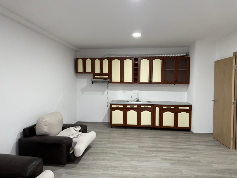 Tirane, jepet me qera apartament 2+1 Kati 5, 94 m² 350 € (Rr 5 Maji)