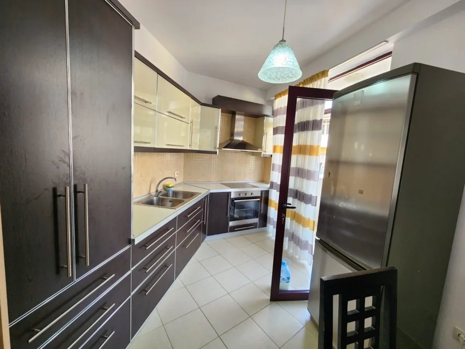 Tirane, jepet me qera apartament 2+1 Kati 3, 105 m² 400 € (Fresk pa shkuar ne spar)