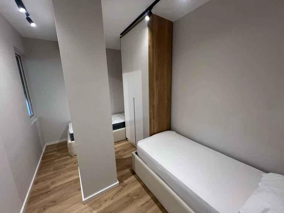 Tirane, jepet me qera apartament 2+1+Ballkon Kati 3, 93 m² 850 € (Rruga e Kavajes)