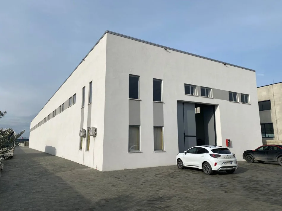 Durres, jepet me qera KAPANON, 1.350 m² (AUTOSTRADE KRYESORE PRANE FLLAKES!)