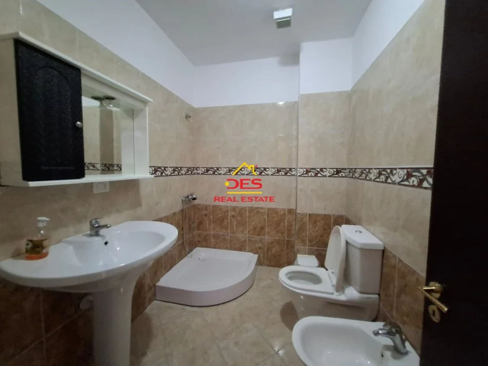 Vlore, jepet me qera apartament 1+1+Ballkon Kati 5, 70 m² 350 € (Rruga Sazani)