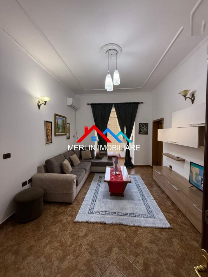 Tirane, jepet me qera apartament 1+1+Ballkon Kati 5, 70 m² 620 € (BULEVARDI BAJRAM CURRI)