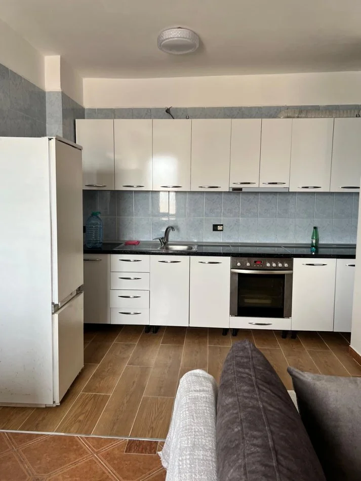 Tirane, jepet me qera apartament 2+1+Ballkon Kati 9, 90 m² 600 € (rruga e kavajes)