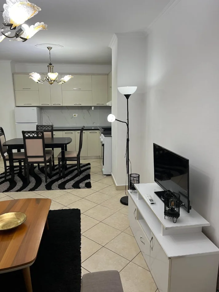 Tirane, jepet me qera apartament 2+1 Kati 4, 86 m² 650 € (Komuna e Parisit ,rruga Bilal Golemi)