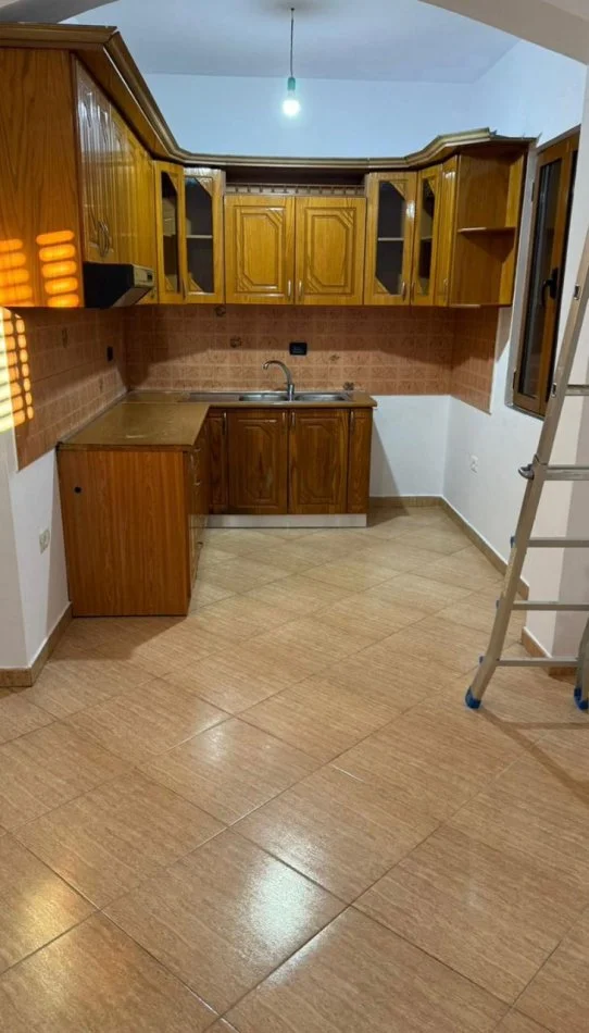 Tirane, jepet me qera Vile 3+1 Kati 3, 45.000 € (Prane Hotel Meridian)