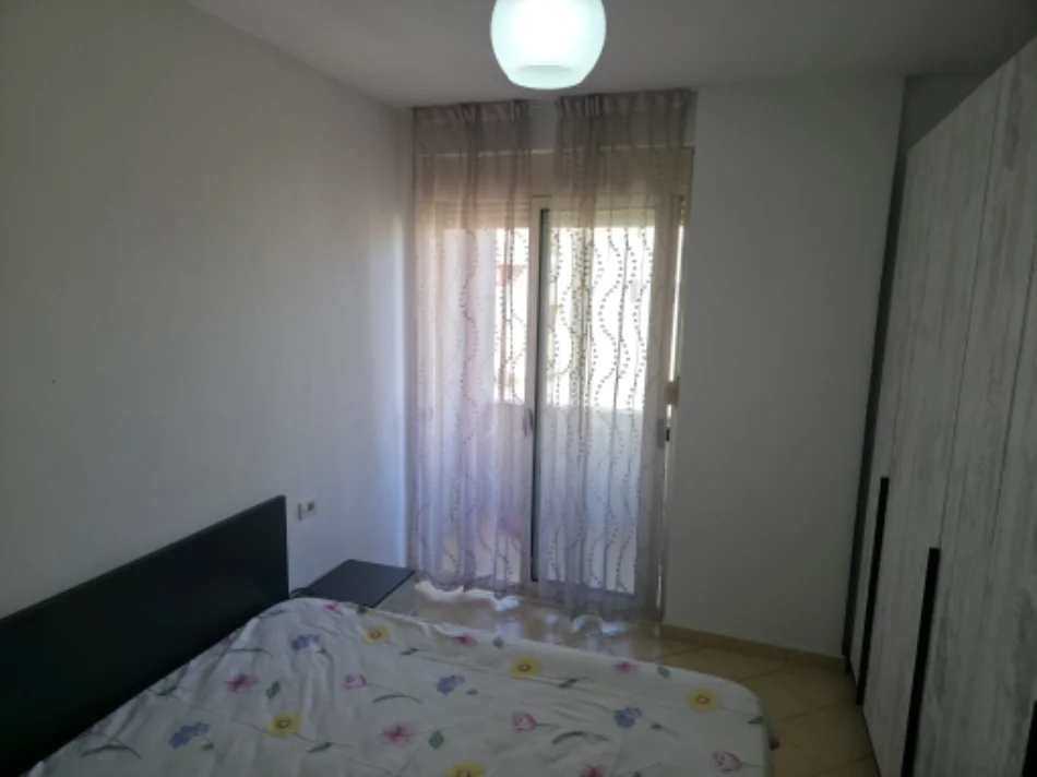 Tirane, jepet me qera apartament 1+1 Kati 6, 65 m² 420 € (Bar Sorriso tek Vila L ne Astir)
