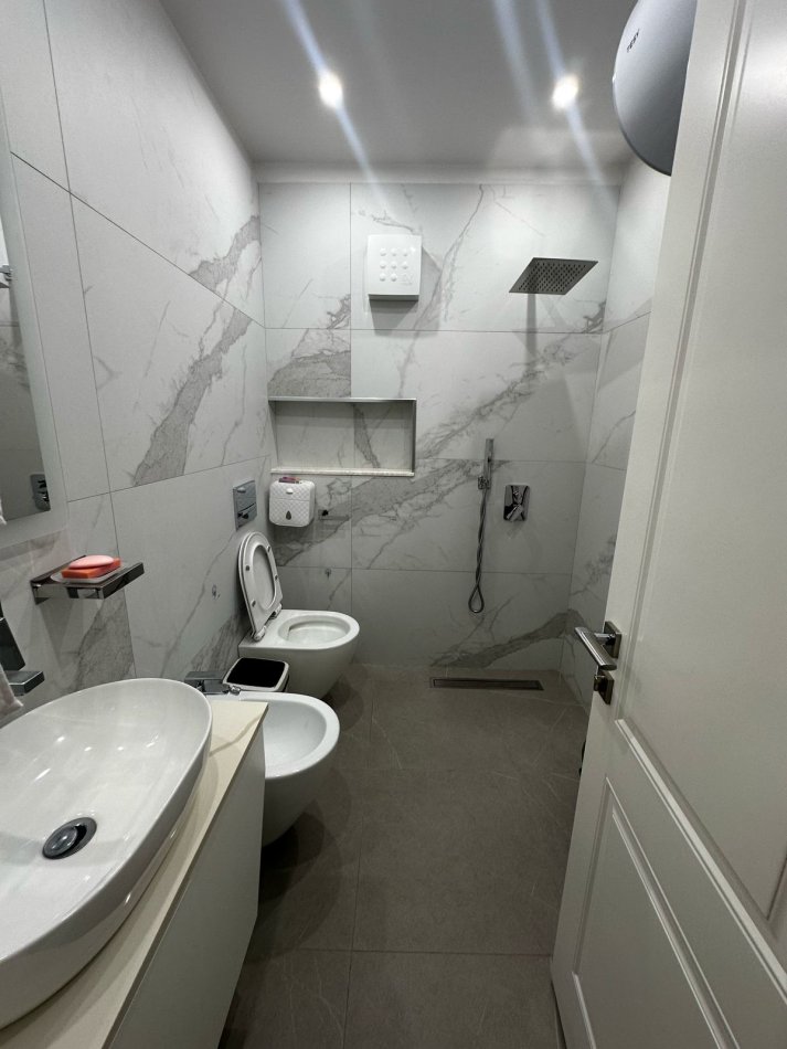 Tirane, jepet me qera apartament 1+1 Kati 5, 70 m² 600 € (BULEVARDI ZOGU I 1)