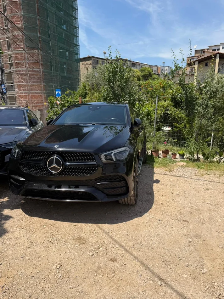 Tirane, shes makine Mercedes Benz Nafte, e zeze automatik Kondicioner 145.000 km 70.000 €