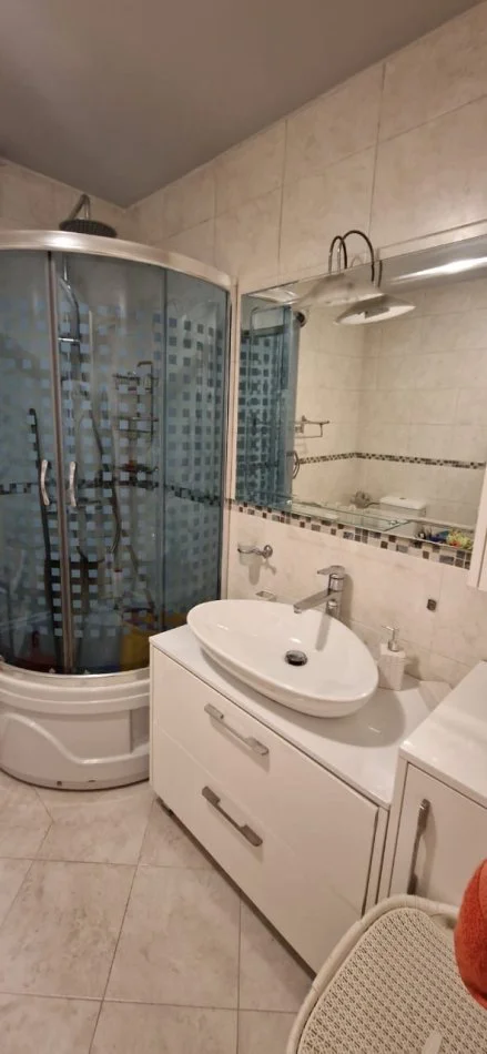 Tirane, jap me qera apartament 2+1+Ballkon Kati 7, 120 m² 850 € (Prane Gjimnazit Ismail Qemali)