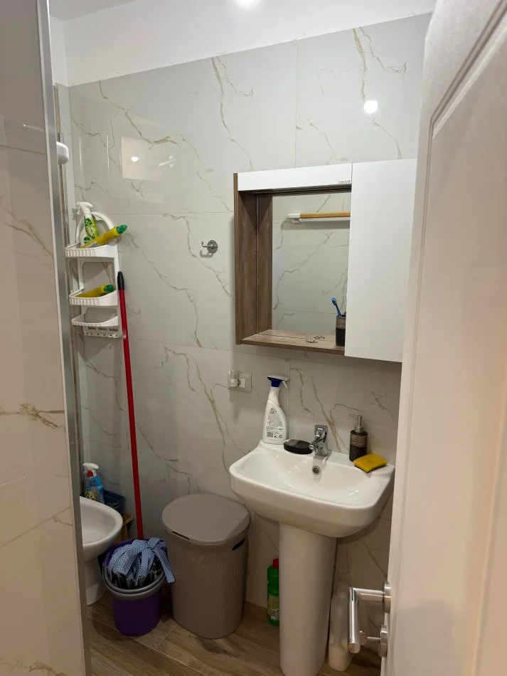 Tirane, jepet me qera apartament 2+1 , 500 € (Sauk)