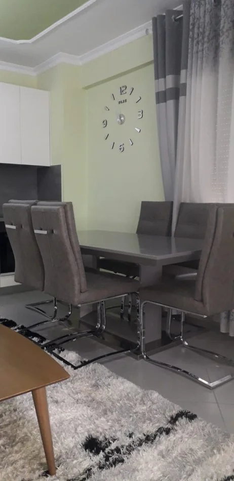 Tirane, jepet me qera apartament 2+1+Aneks+Ballkon Kati 4, 1.000 m² 400 € (Fresku)