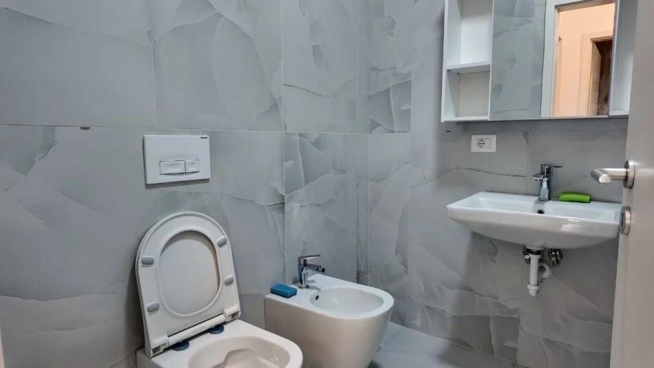 Tirane,jepet me qera apartament 2+1+Ballkon , 80 m² 500 € (Prane shkolles Ali Demi)