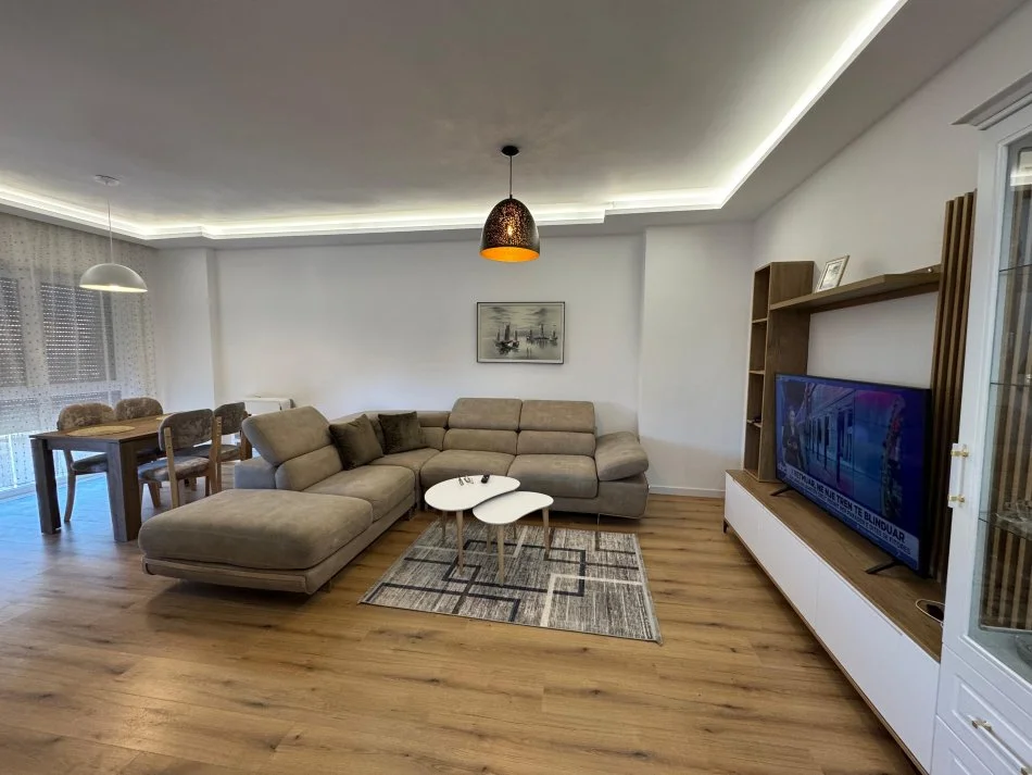 Tirane, jepet me qera apartament 2+1 Kati 2, 100 m² 1.000 € (Shkolla e kuqe)