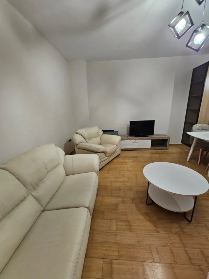 Tirane, jepet me qera apartament 3+1+Ballkon Kati 1, 130 m² 750 € 