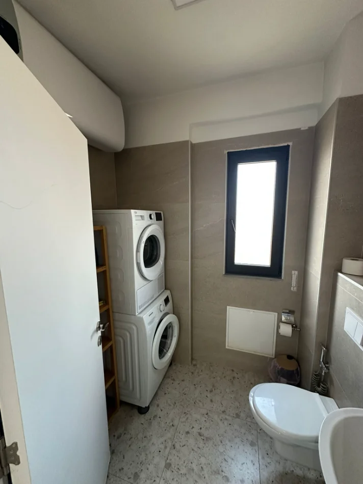 Tirane, jepet me qera apartament 3+1+Ballkon Kati 8, 112 m² 900 € (Unaza e Re)
