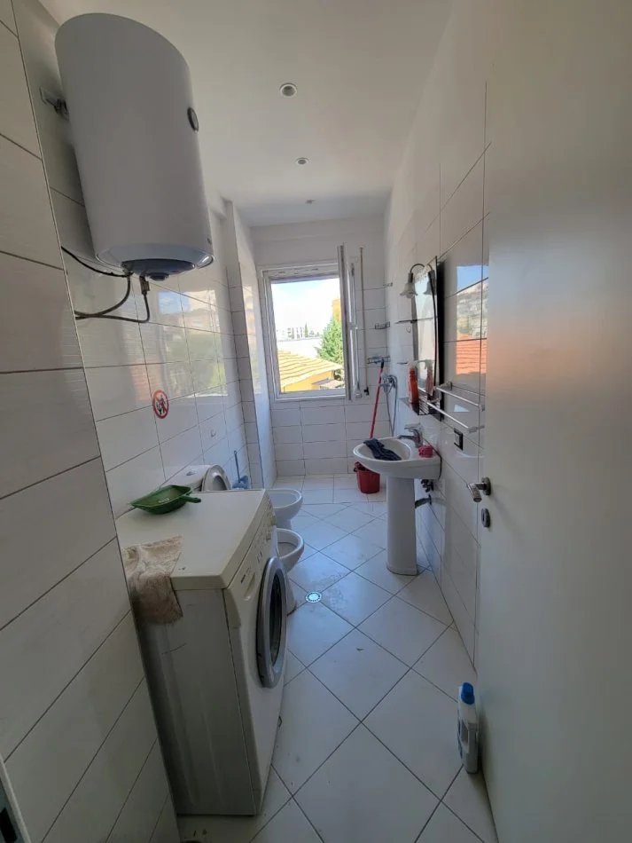 Tirane, jepet me qera apartament 2+1+Ballkon Kati 3, 89 m² 500 € (Brryli)