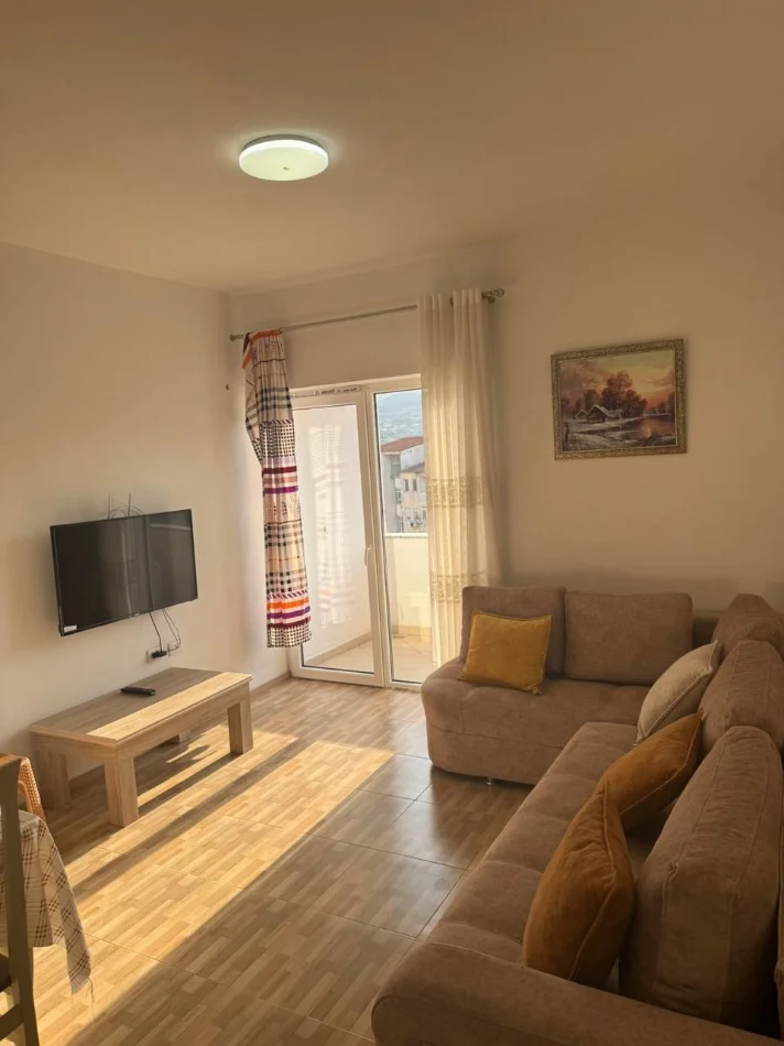 Pogradec, jepet me qera apartament 1+1+Ballkon Kati 5, 40 € (Rruga kryesore perballeme me hotel 1 Maji)