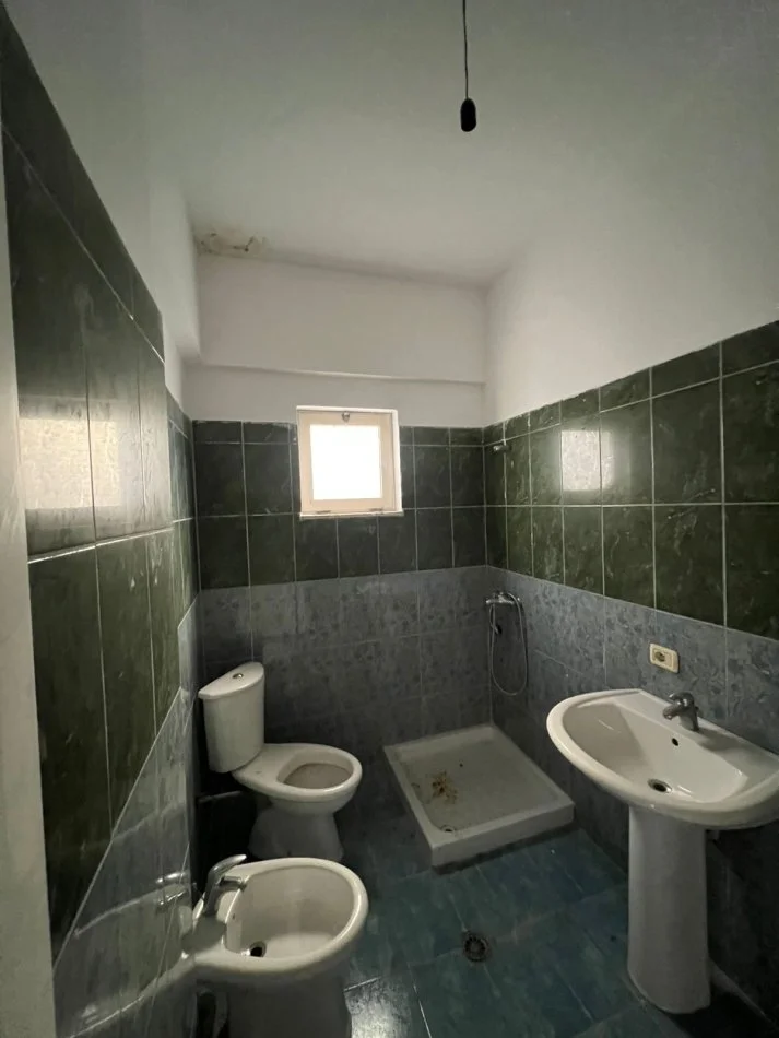 Durres, shitet 1+1 Kati 9, 79.000 € (Rruga Pavarsia 📍 Pranë Hotel Adriatikut)