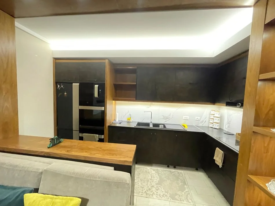 Tirane, jepet me qera 2+1+Ballkon , 