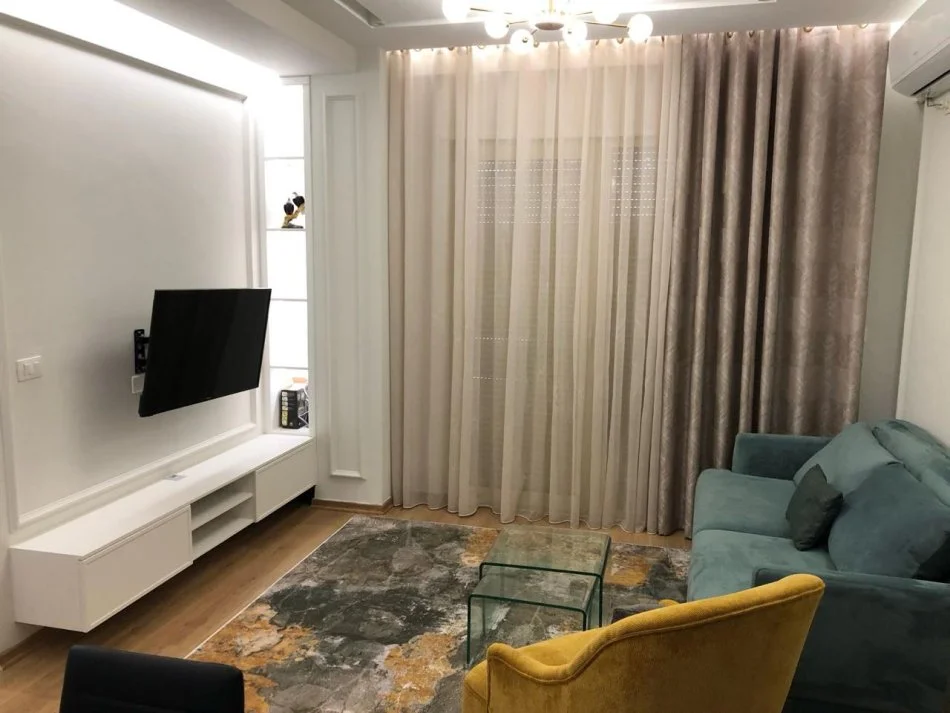 Tirane, jepet me qera apartament 1+1+Ballkon Kati 3, 60 m² 550 € (Ali demi)