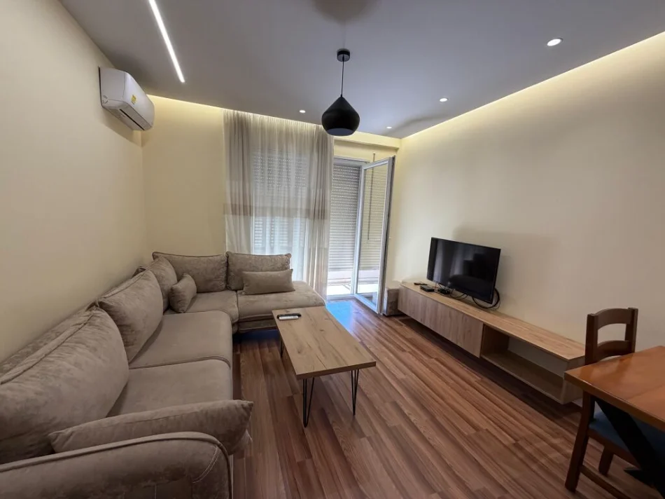 Tirane, jepet me qera apartament 1+1+Ballkon Kati 5, 65 m² 450 € (ASTIR VILA L2)