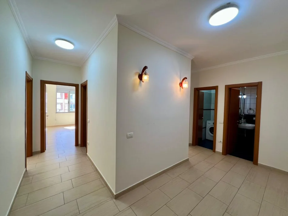 Tirane, jepet me qera apartament 2+1+Ballkon Kati 3, 125 m² 900 € (9-Katshet)