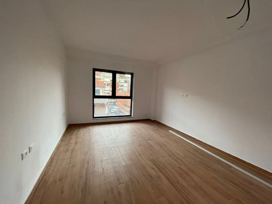 Tirane, jepet me qera zyre Kati 1, 280 m² 3.500 € (Rruga Kavajes)