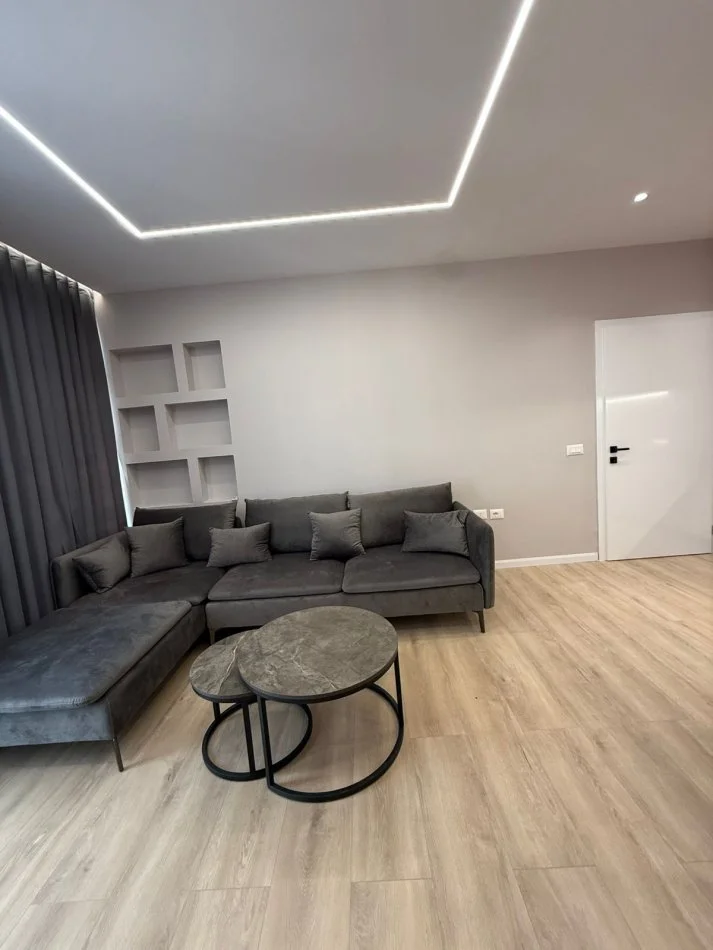 Tirane, jepet me qera apartament 1+1+Ballkon Kati 8, 61 m² 450 € (Bulevardi Migjeni, Yzberisht)