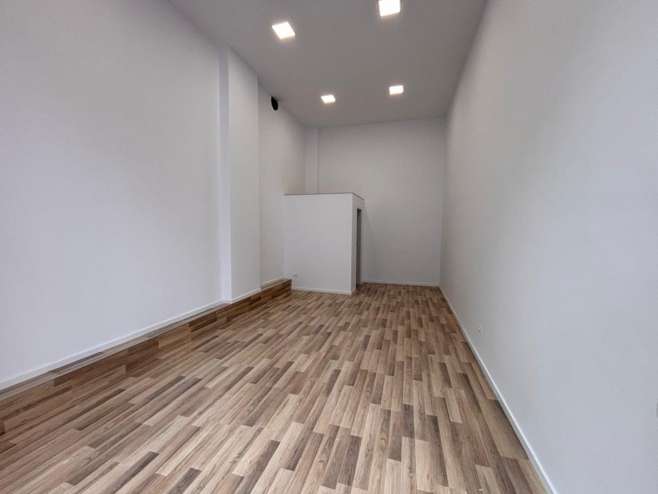 Tirane, jepet me qera dyqan Kati 0, 36 m² 640 € (Rruga e kosovareve)