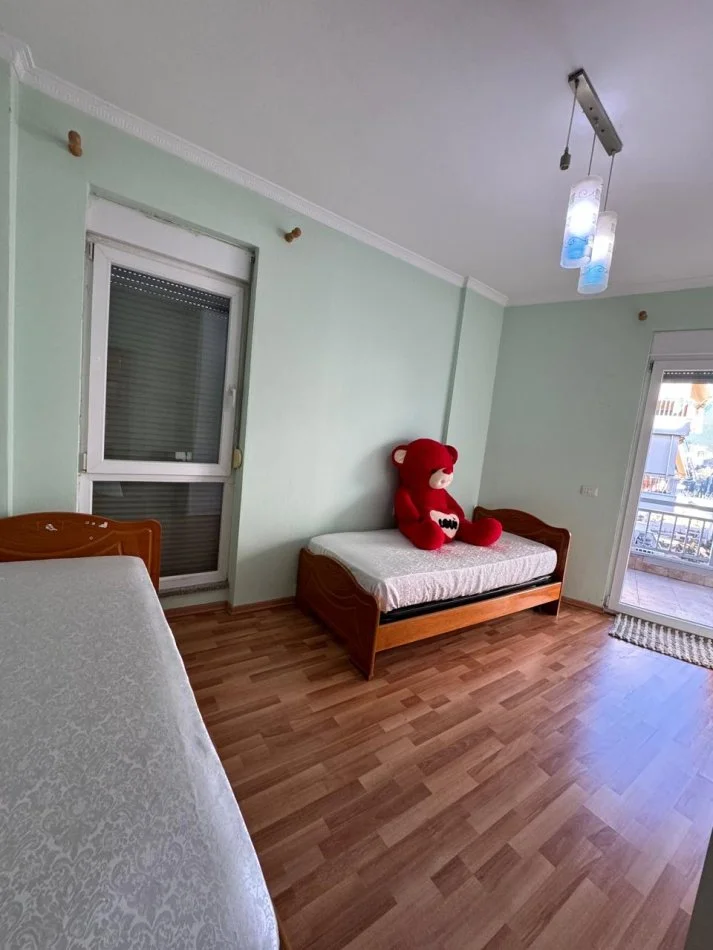 Tirane, jepet me qera apartament 2+1+Ballkon Kati 4, 100 m² 600 € (QIRA APARTAMENT 2+1 NE XHAMLLIK!)