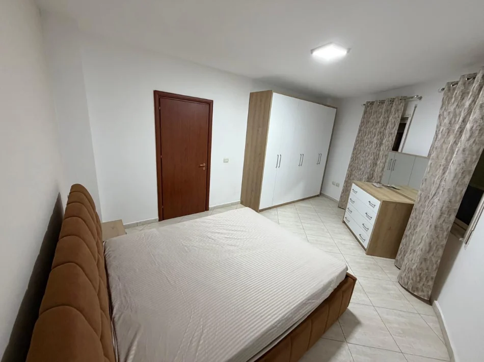 Tirane, jepet me qera 2+1 Kati 7, 107 m² 700 € 