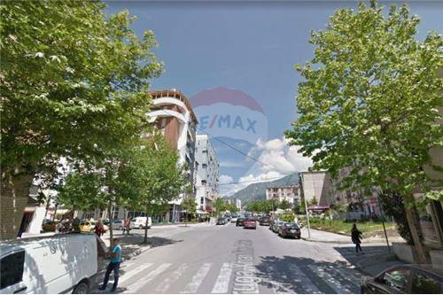 Tirane, shitet apartament 2+1 Kati 1, 70 m² 70.000€  (Porcelan)