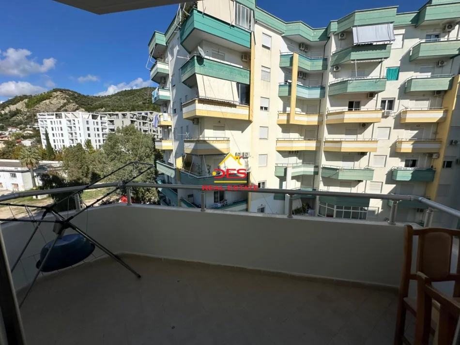 Vlore, jepet me qera apartament 1+1+Ballkon Kati 5, 70 m² 250 € (Rruga murat Tërbaçi)