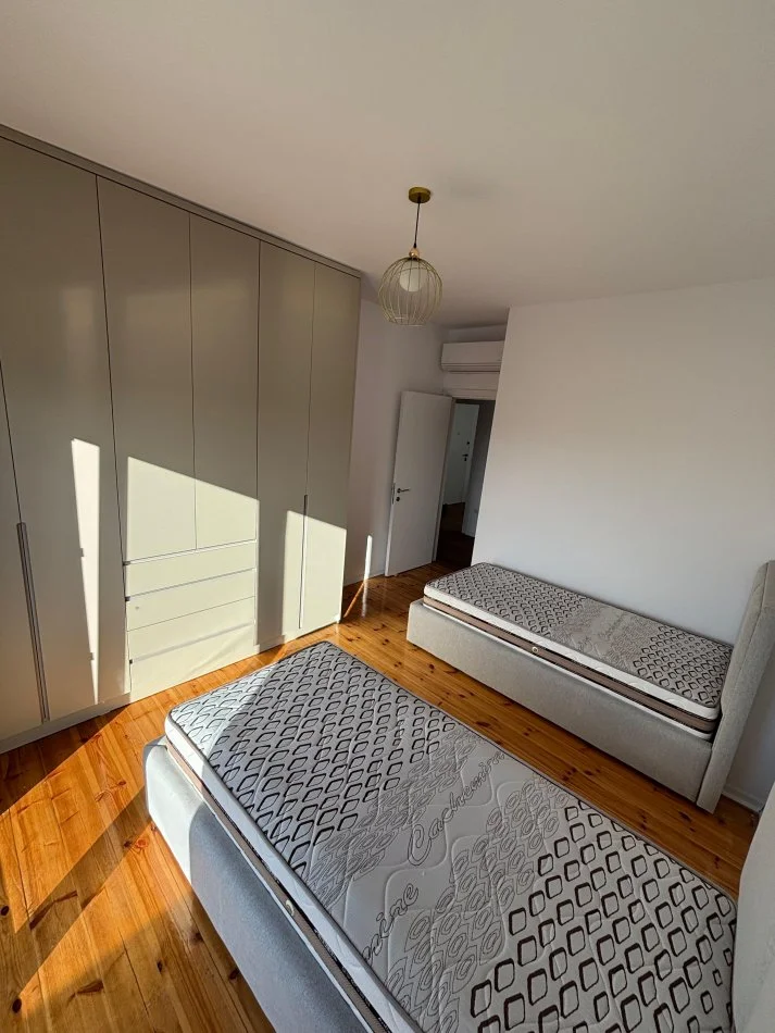 Jepet me qera apartament 2+1+Ballkon Kati 6, 800 € (Kumbullat Xhamlliku)