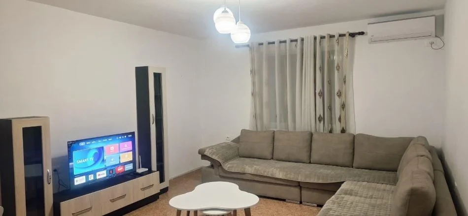 Tirane, jepet me qera apartament 1+1 Kati 4, 56 m² 450 € (Ali Demi prane Fushes)