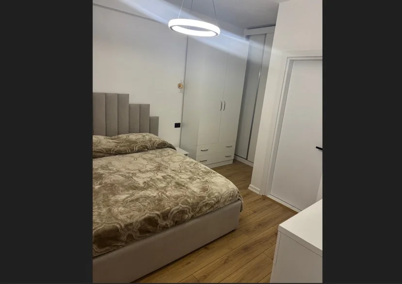 Tirane, jepet me qera apartament 2+1 , 700 € (rruga e kavajes , 21 Dhjetori)