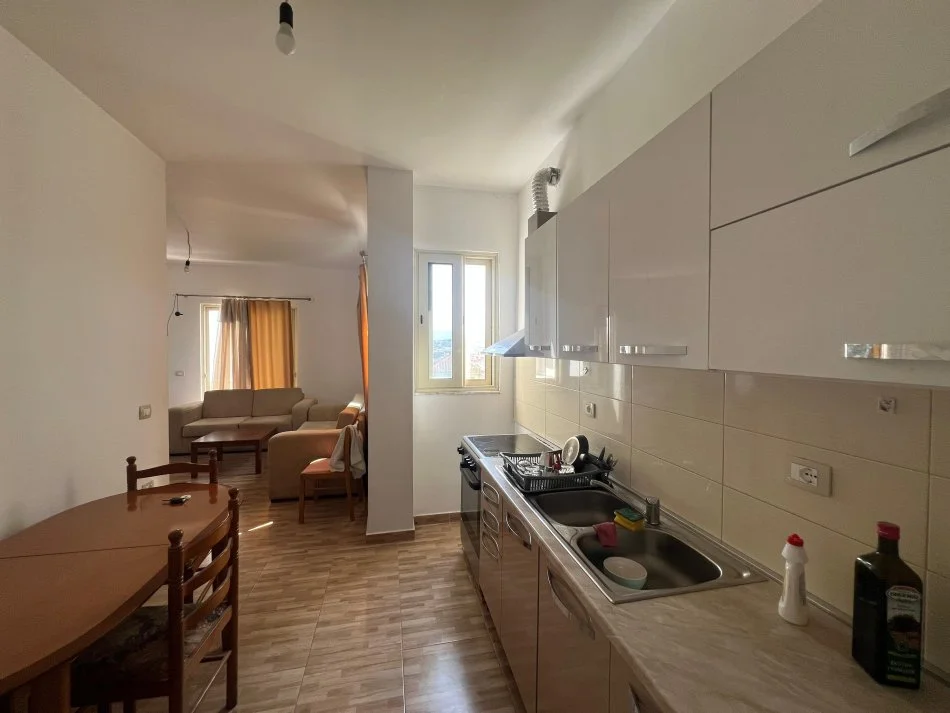 Tirane, jepet me qera apartament 2+1+Ballkon Kati 1, 112 m² 350 € (rruga kodra e priftit)