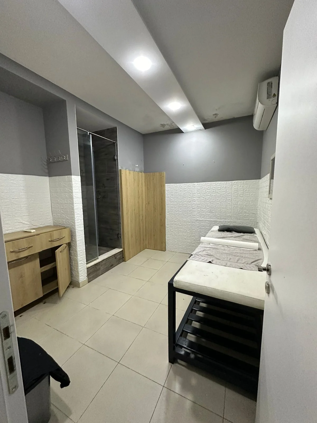 Shitet Ambjent biznesi (i investuar) prane Sheshit Wilson,sip. Totale 133 m2,kati -1,cmimi 140,000 Euro