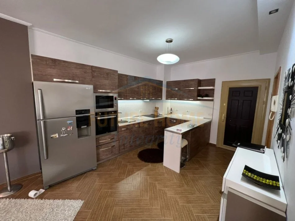 Tirane, jepet me qera apartament 2+1+Ballkon Kati 4, 95 m² 650 € (Liqeni i Thate)