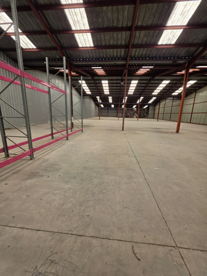 Durres, jepet me qera Kati 0, 2.200 m² 6.600 € (autostrada Tr Dr)