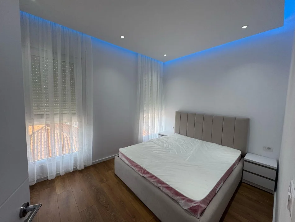 Tirane, jepet me qera apartament 1+1 Kati 4, 56 m² 500 € (Rruga 5 Maji)