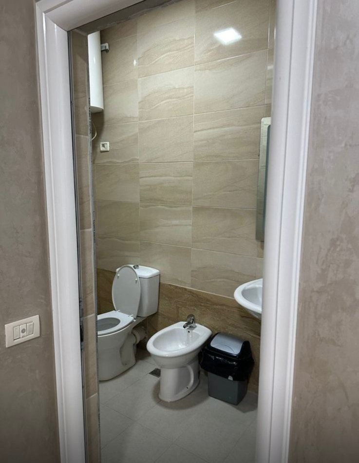 Tirane, jepet me qera apartament 3+1 Kati 2, 105 m² 800 € (rruga Shyqyri Brari)
