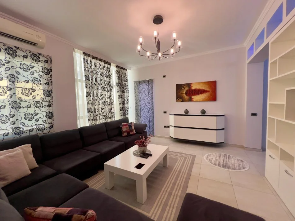 Tirane, jepet me qera apartament 2+1+Ballkon Kati 2, 103 m² 650 € (george washington)