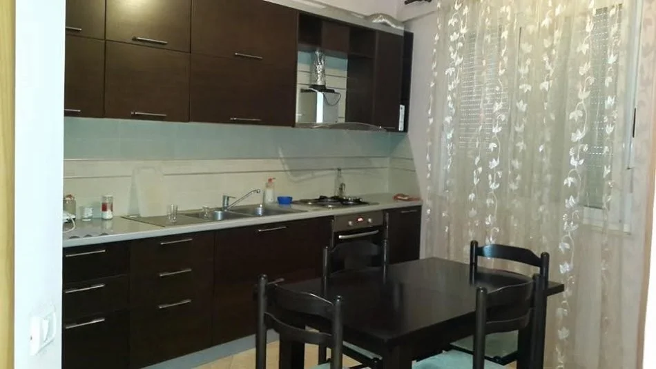 Tirane, jepet me qera apartament 2+1+Aneks+Ballkon Kati 1, 96 m² 600 € (Liqeni i thate)