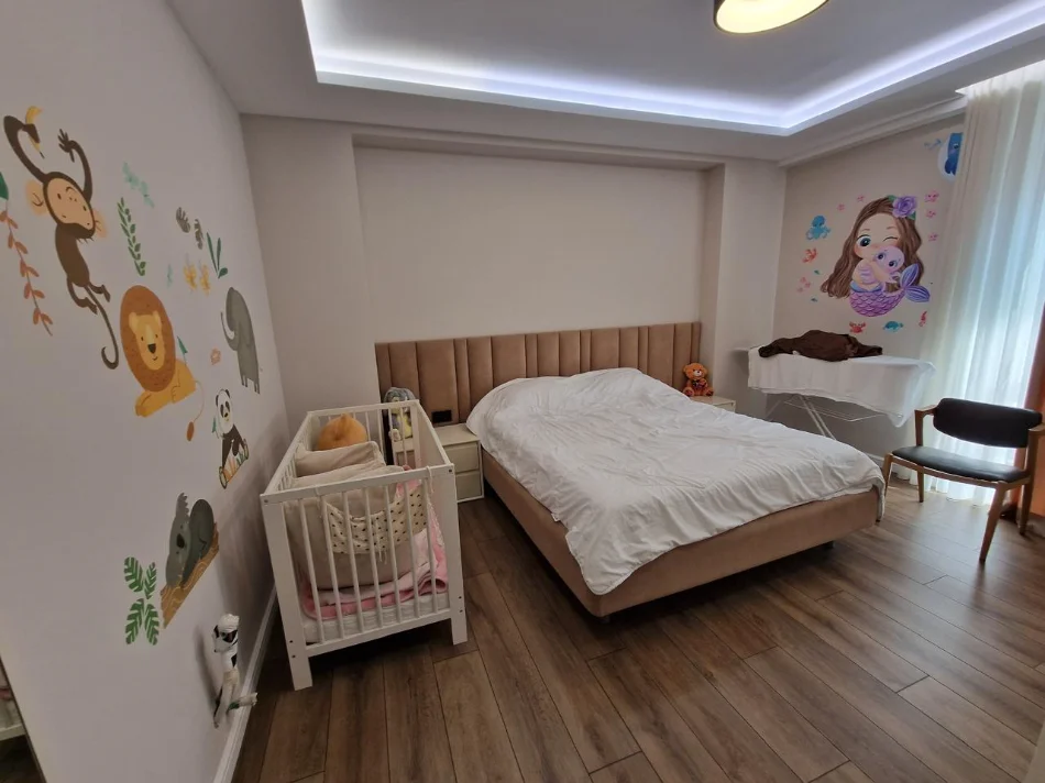 Tirane, jepet me qera apartament 3+1+Ballkon Kati 5, 135 m² 1.100 € (fusha aviacionit)