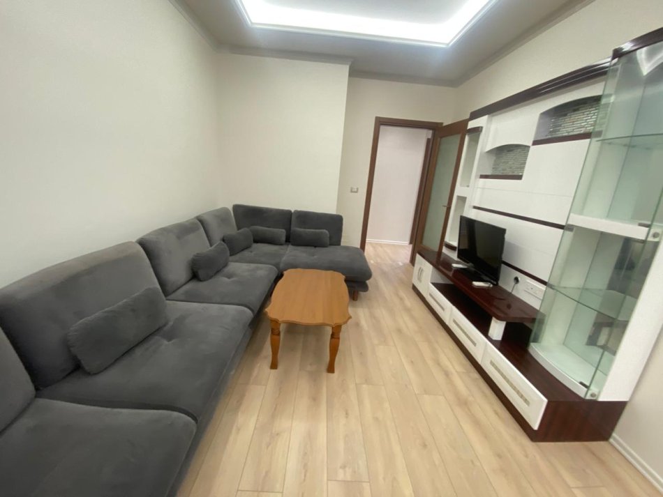Tirane, jepet me qera apartament 2+1 Kati 2, 120 m² 550 €